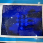 iPad5のガラスがバキバキに割れて、ゴーストタッチ症状も起きています！スマップル香川高松店なら即日修理いたします！